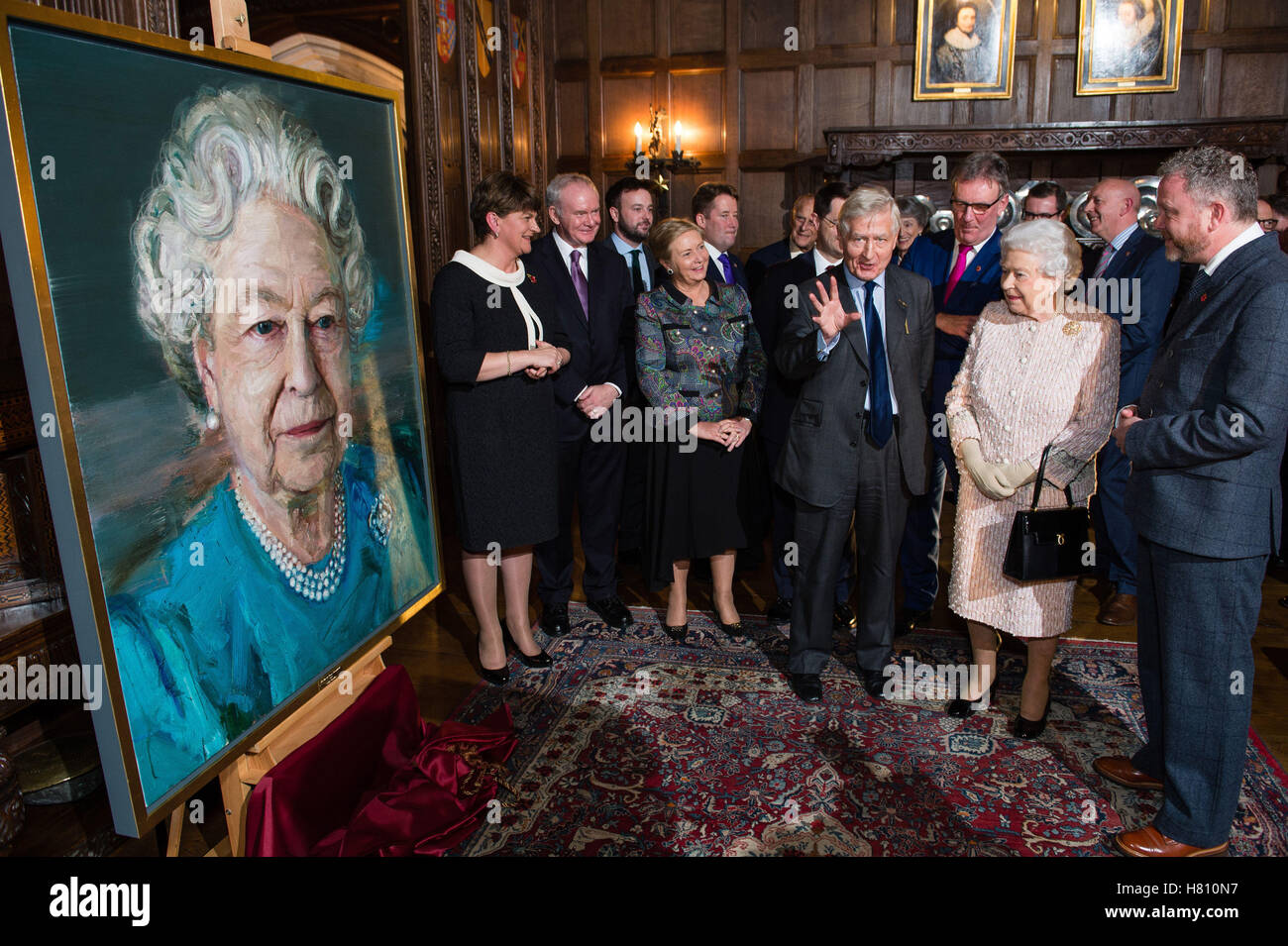 (links nach rechts) Arlene Foster erster Minister von Nordirland, Martin McGuinness stellvertretende erste Minister von Nordirland, Frances Fitzgerald Minister von Gerechtigkeit und Gleichheit Gov von Irland, James Brokenshire Staatssekretär für Nordirland, Dr. Christopher Moran Chairman Co-Operation Ireland, Königin Elizabeth II und Künstler Colin Davidson bei einem Co-Operation Ireland Empfang in Crosby Hall in London, beim Empfang der Queen enthüllt ein Porträt von sich selbst vom Künstler Colin Davidson. Stockfoto