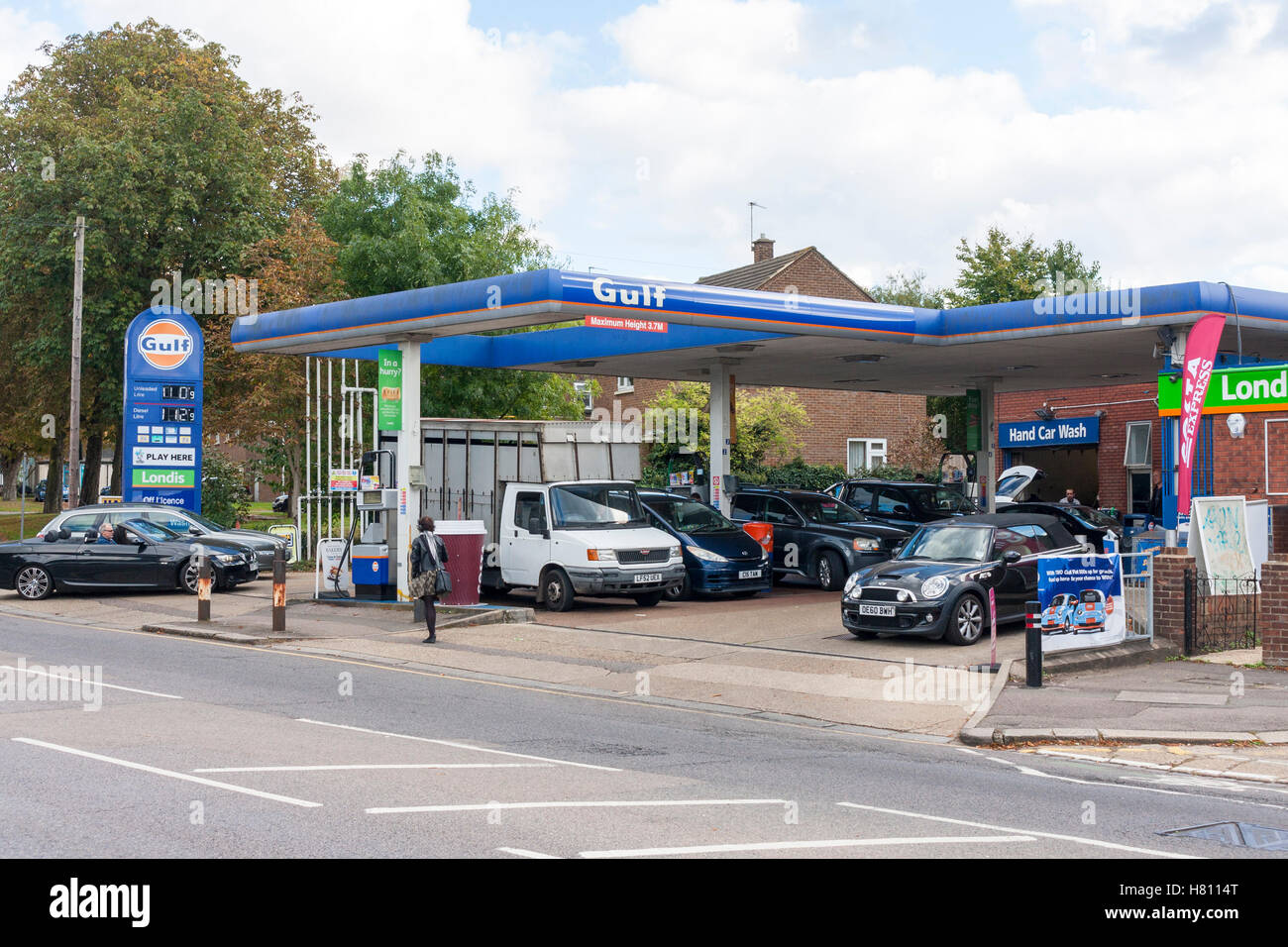Gulf-Tankstelle mit einem Vorhof voller Autos, Ickenham, Hillingdon, größere London, UK Stockfoto