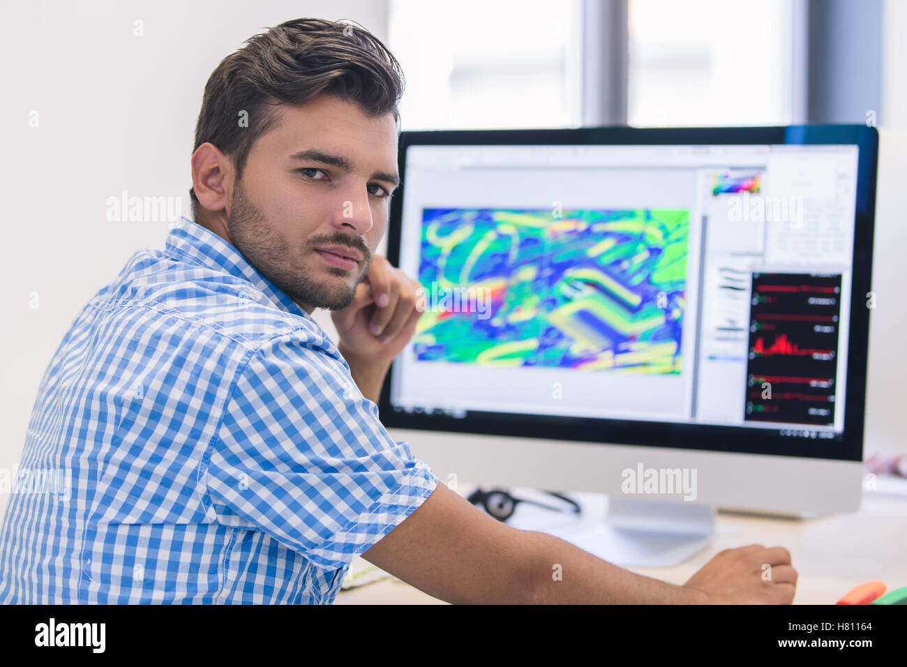 Startup-Unternehmen, Software-Entwickler arbeiten an Desktop-computer Stockfoto