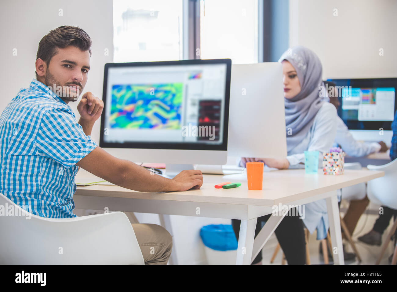 Startup-Unternehmen, Software-Entwickler arbeiten an Desktop-computer Stockfoto