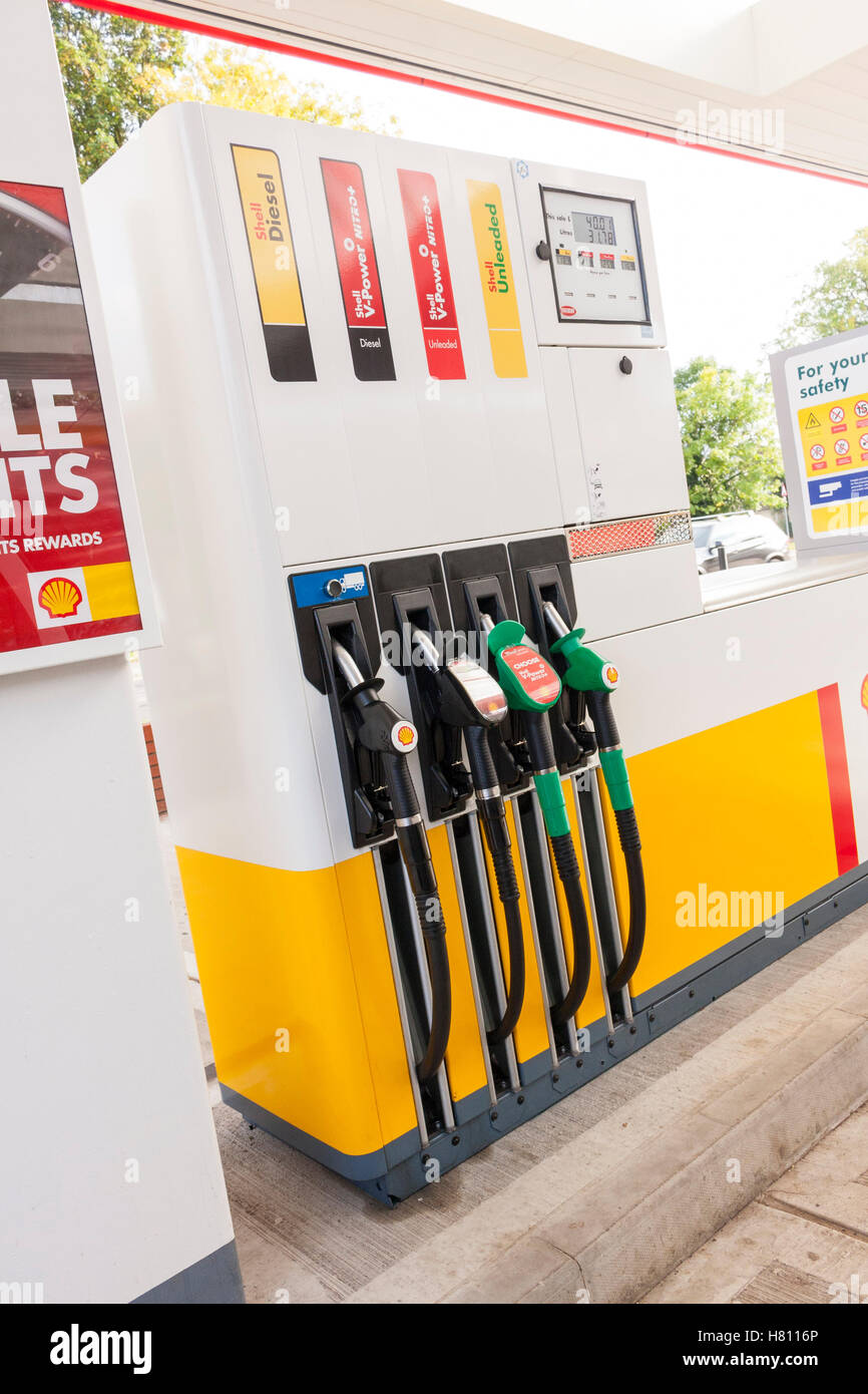 Zapfsäule mit verschiedenen Kraftstoffarten an der Shell-Tankstelle in Ickenham, Hillingdon, größere London, UK Stockfoto