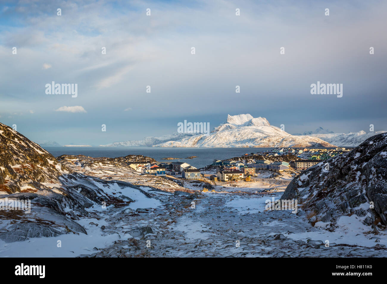 Tageslicht-Blick auf den weit entfernten Vorort von Nuuk, Berg Sermitsiaq im Hintergrund Stockfoto