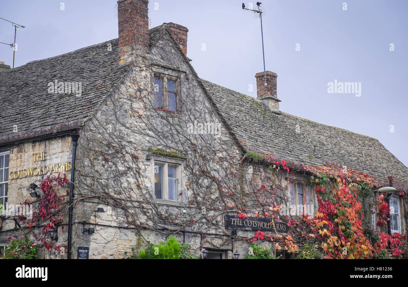 schöne malerische Dorf Burford in Cotswolds, England Stockfoto