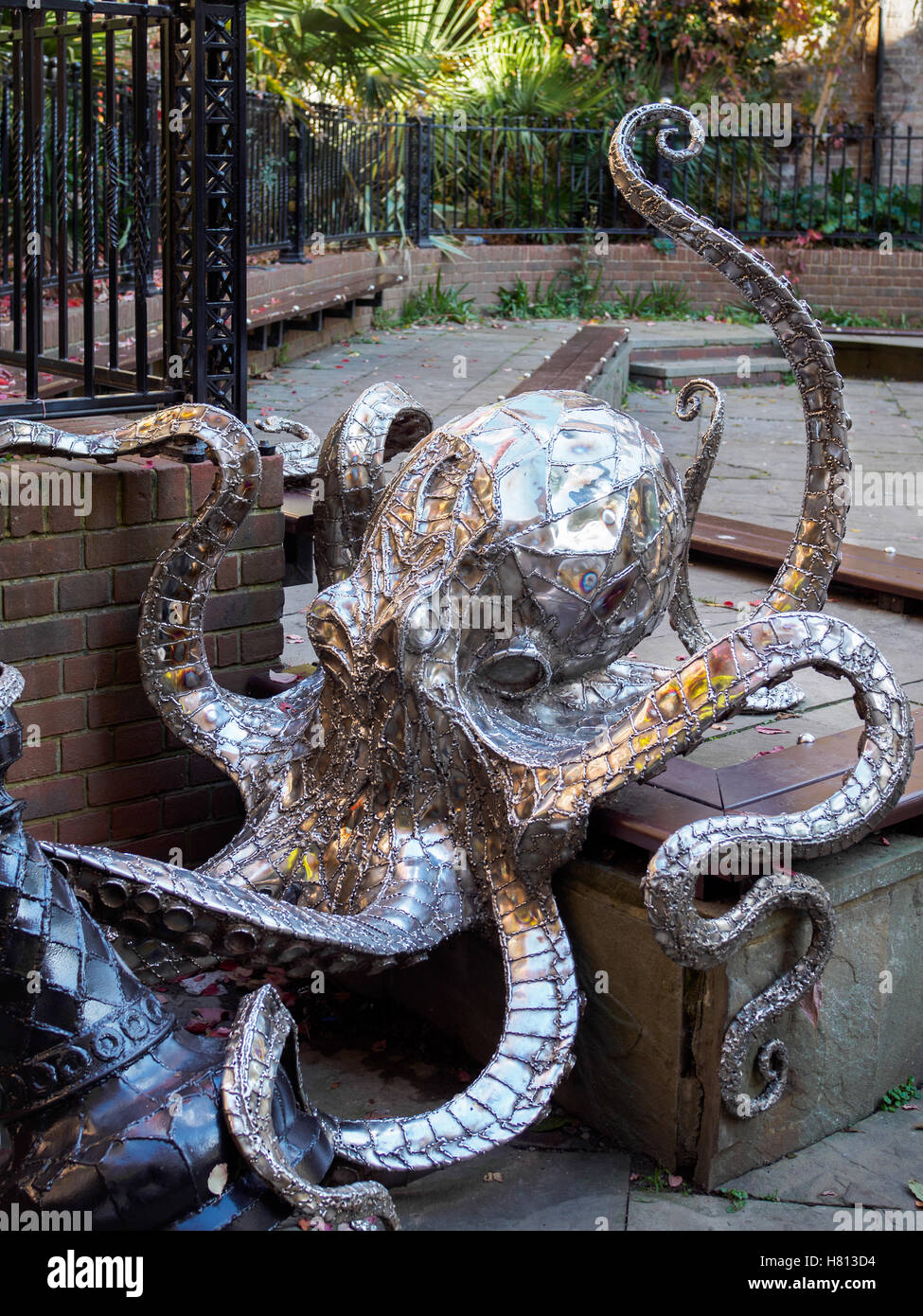 Leigh Dyer Octopus Angriff auf einen Turm in Hastings Stockfoto