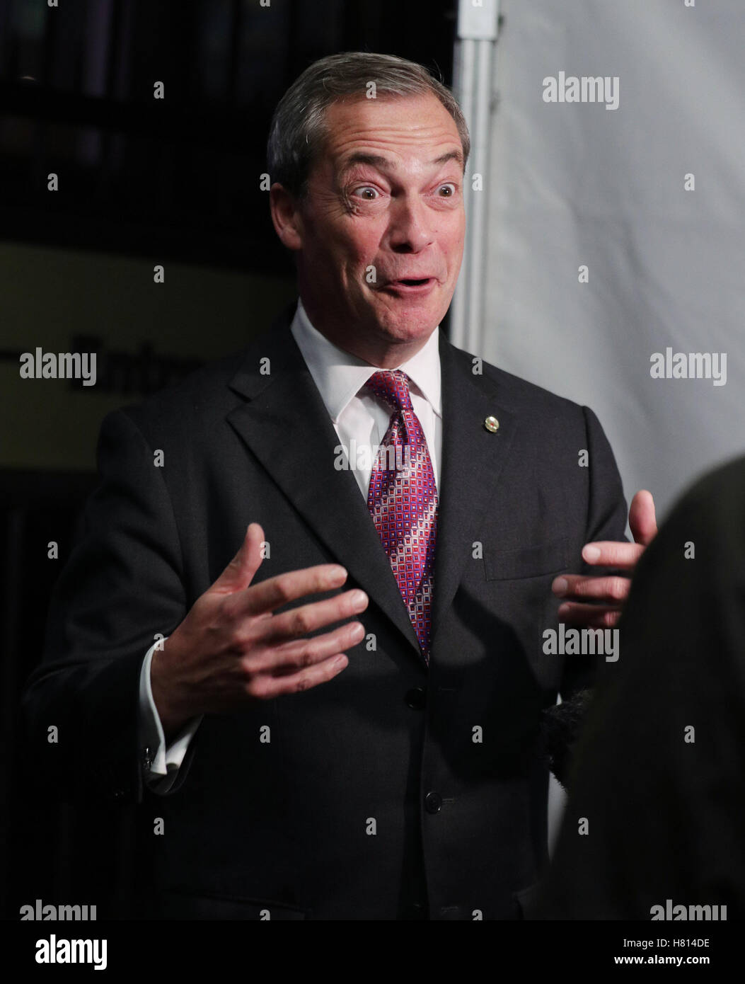 Der UKIP Nigel Farage spricht zu den Medien außerhalb der US-Präsidentschaftswahl Nacht Partei bei der US-Botschaft in London. Stockfoto