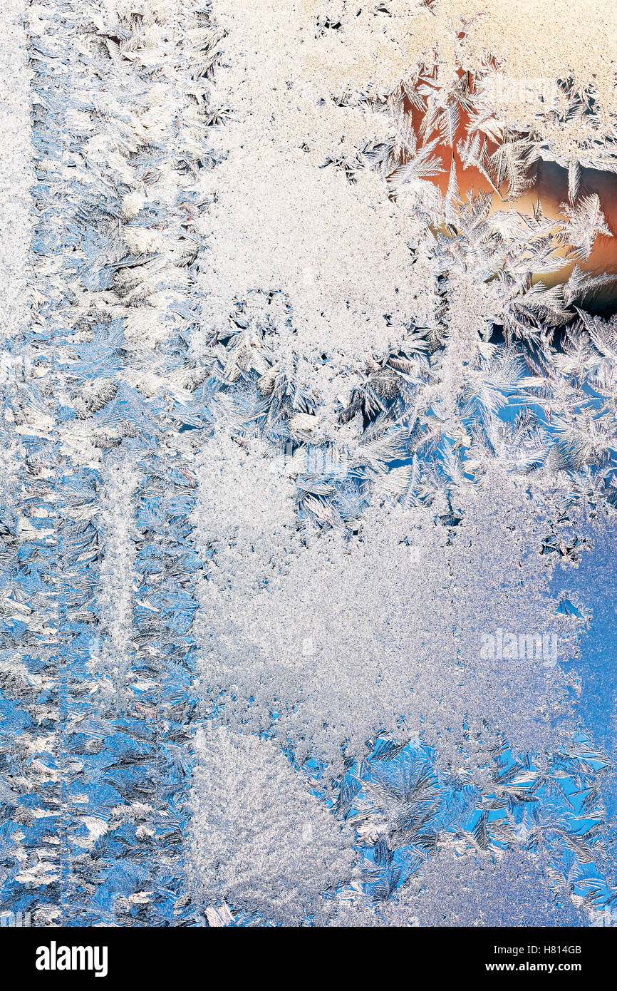 frostigen Muster am Rand des gefrorenen Fensterglas Stockfoto