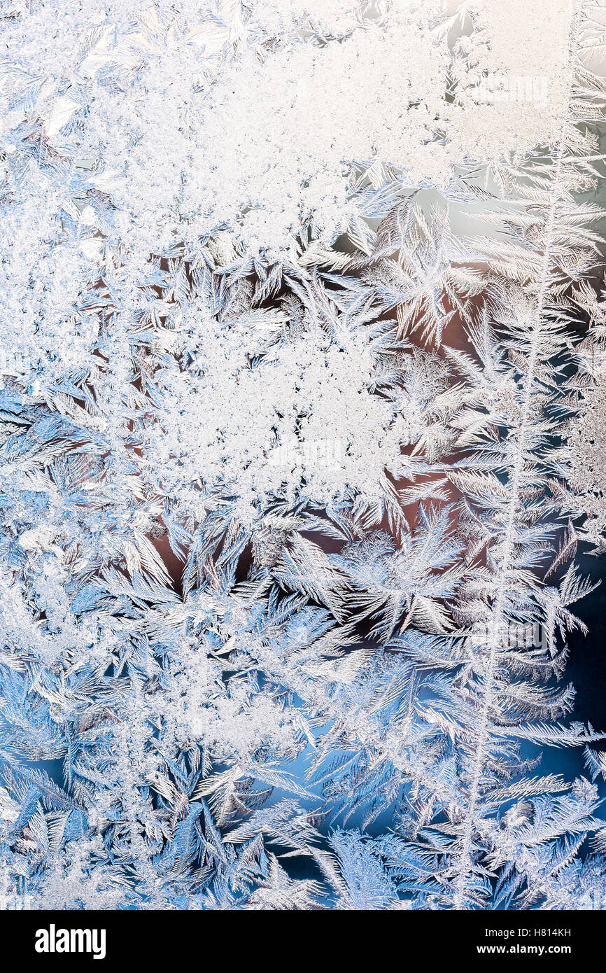 frostigen natürliche Muster auf Winter Fensterglas Stockfoto