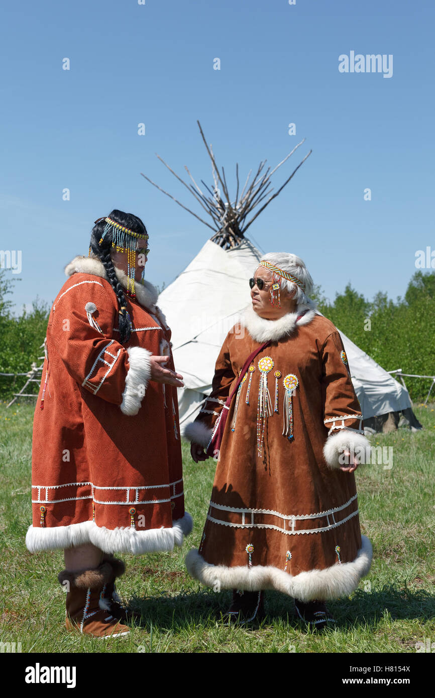 Frauen in Kleidung Ureinwohner Kamtschatkas. Feier des Tages der erste Fisch - alten rituellen Nationalfeiertag Aborigine der Halbinsel Kamtschatka. Stockfoto