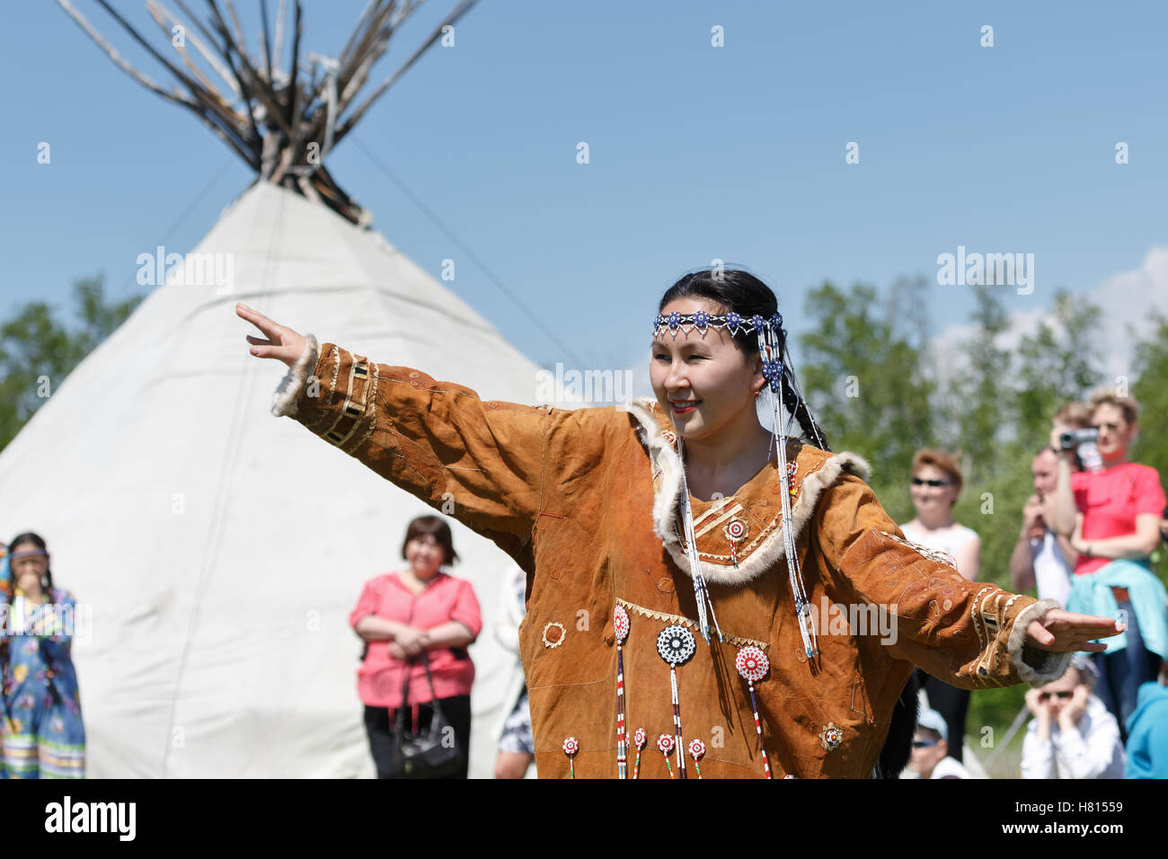 Mädchen Kleidung Aborigine Kamtschatka tanzen auf Hintergrund der Yaranga. Feier des Tages der erste Fisch: rituelle Feier Ureinwohner Kamtschatkas Stockfoto