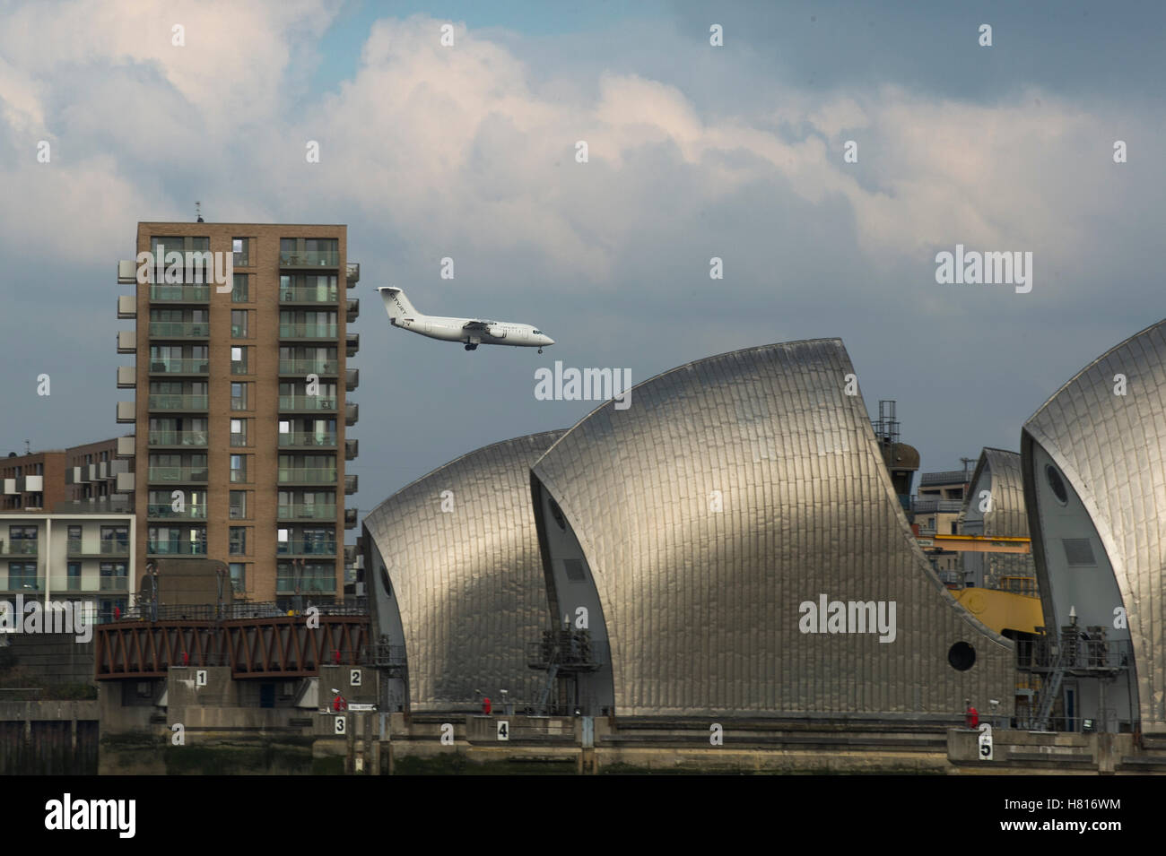 Flood Barrier Fluss Themse London Flughafen London City Stockfoto