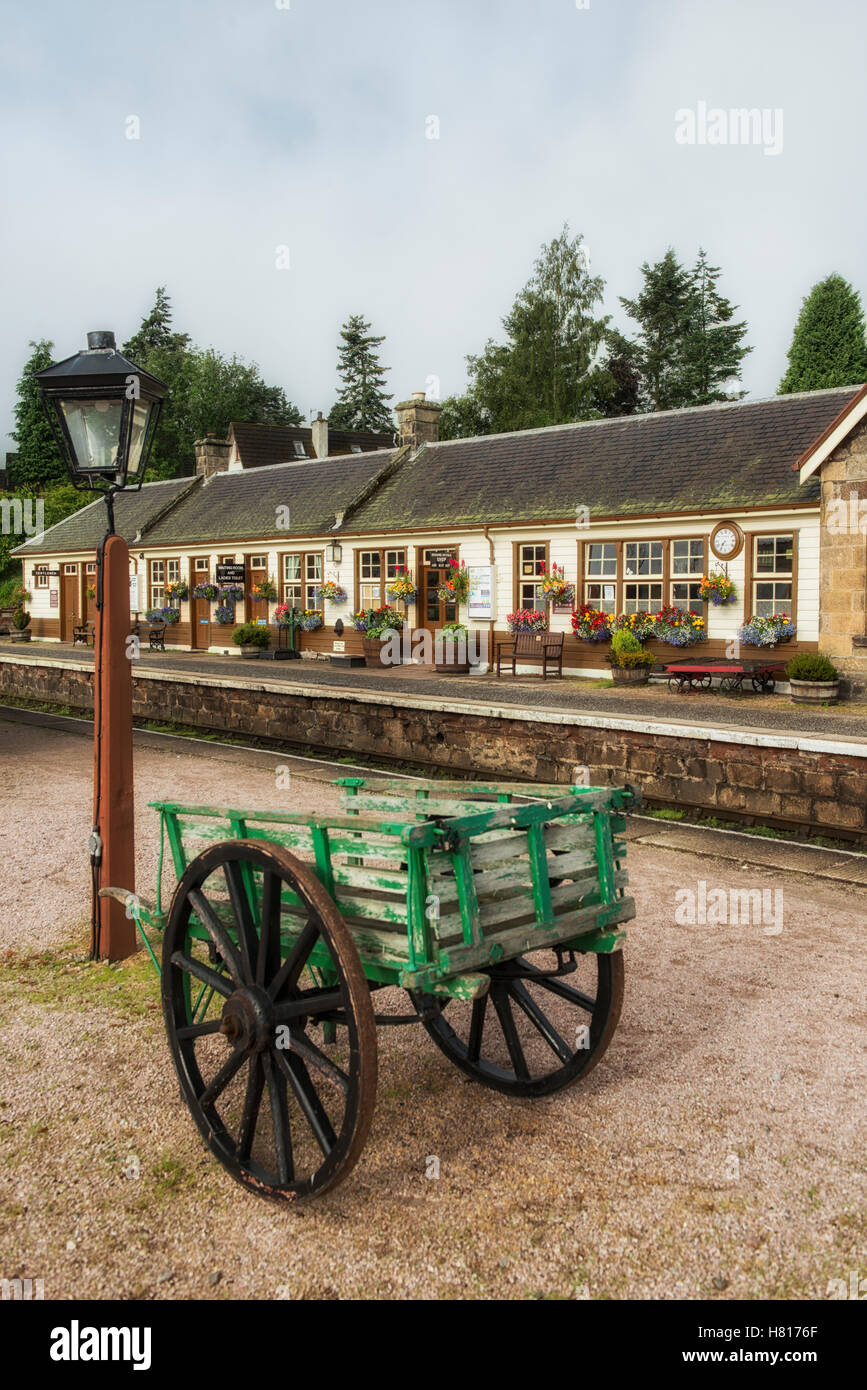 Plattform im Garten Schiffstation in den Cairngorms National Park, Schottland, Teil der historischen Strathspey Railway Stockfoto