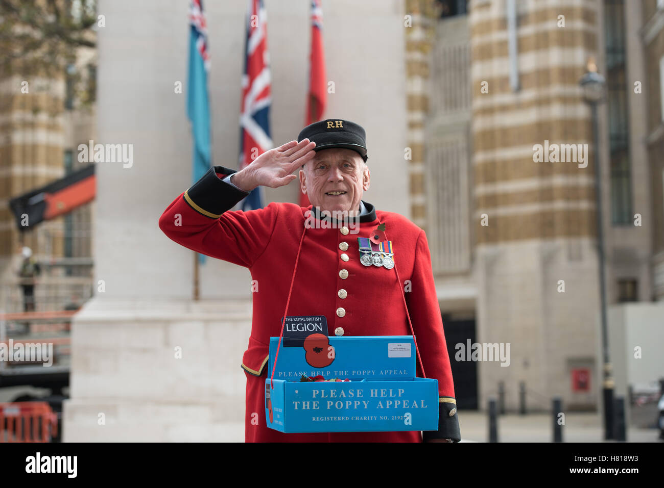 Chelsea Pensionär salutiert am Cenotaph, London Stockfoto