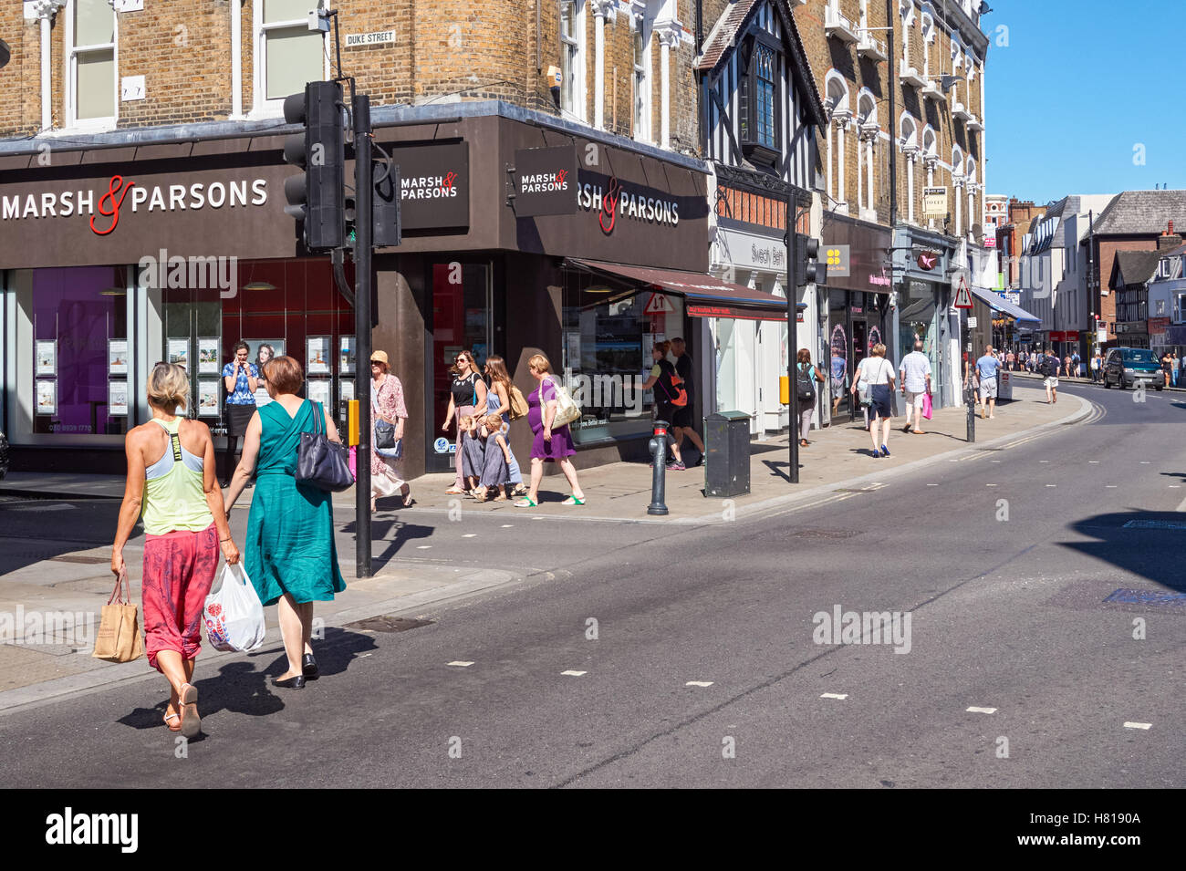 Käufer an der George Street in Richmond, London England Vereinigtes Königreich UK Stockfoto