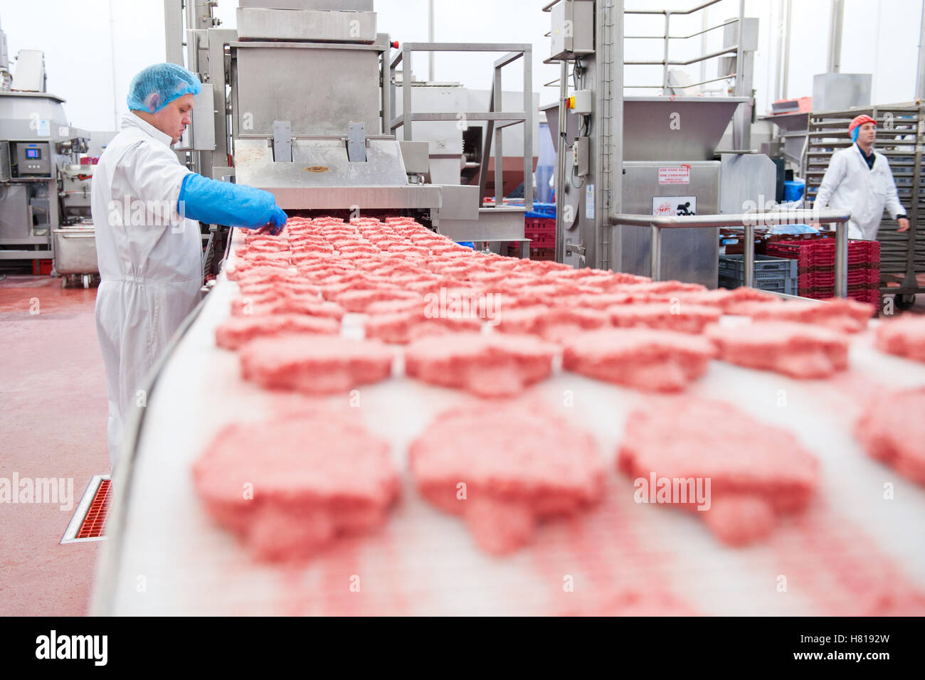 Rohes Rindfleischburger Hamburger Patties Auf Der Produktionslinie In Einem Fleisch Verarbeitung Und Verpackung Pflanze Stockfotografie Alamy
