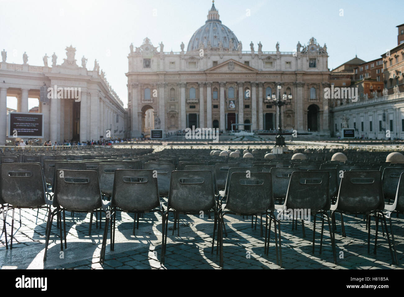 Leeren Stuhlreihen montiert in St. Petersplatz des Vatikans nach Mutter Theresa in Rom heilig gesprochen wurde Stockfoto
