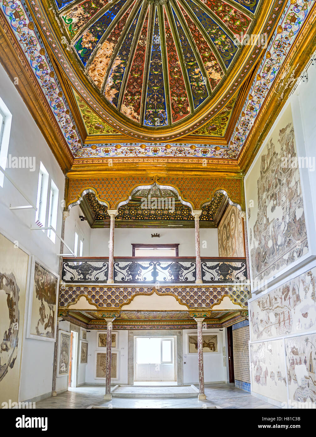 Zwei Stockwerke Galerie des Althiburos Raumes des Bardo-Nationalmuseums mit der reich verzierten Decke, Tunis Stockfoto