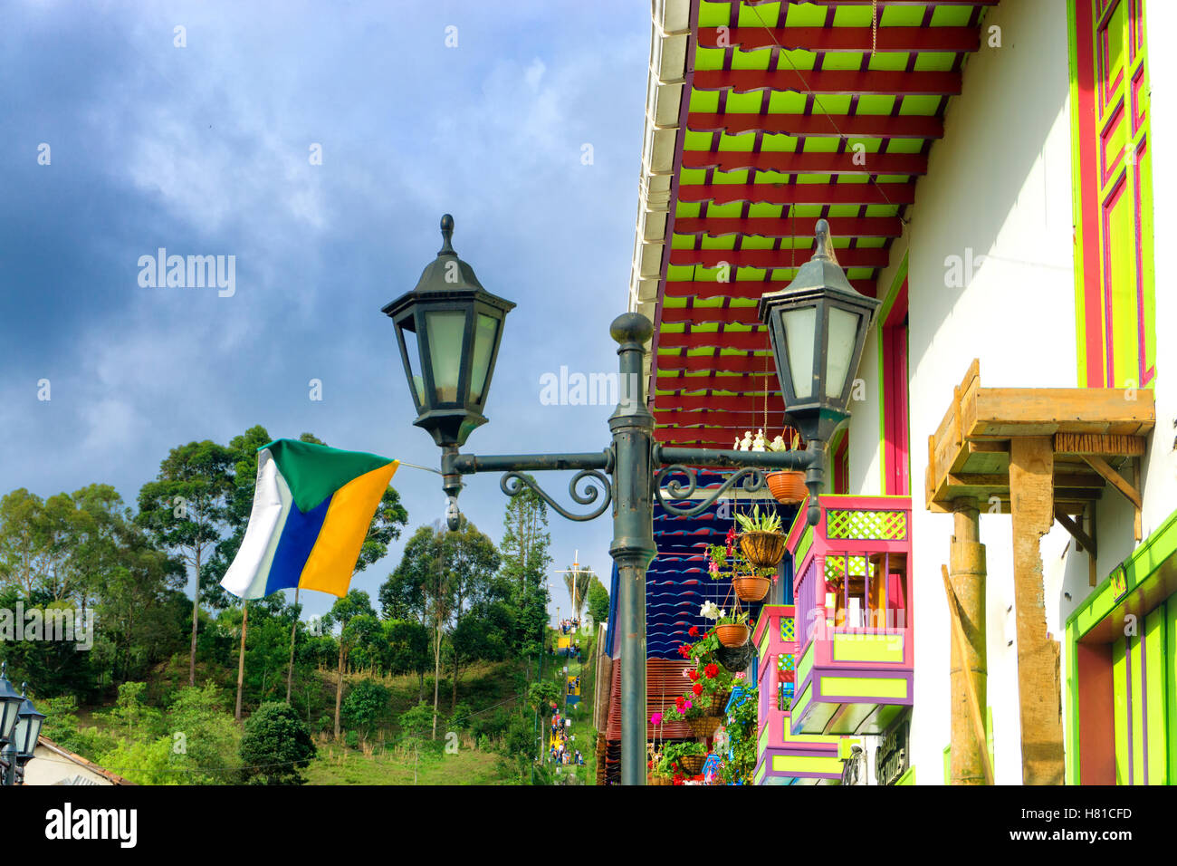 Fähnchen im Wind mit bunten Kolonialarchitektur in Salento, Kolumbien Stockfoto
