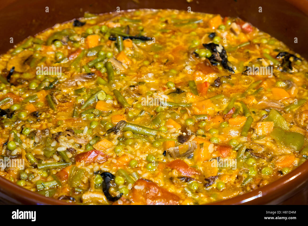 Nahaufnahme von bunt und frisch vegetarische Paella spanische Reisgericht Stockfoto