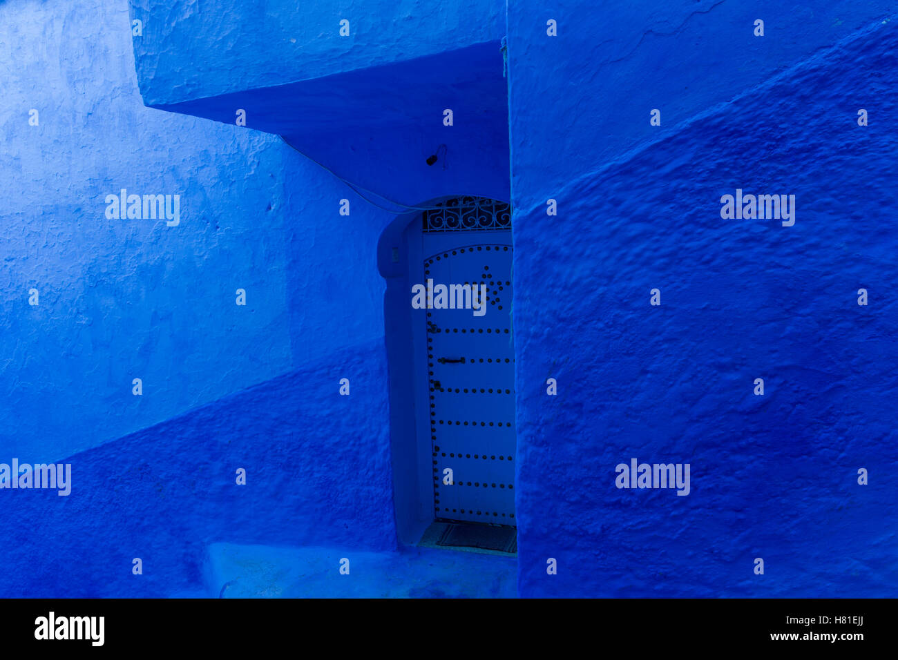 Marokko, Chefchaouen, Architektur der Gebäude ist indigo Ess-, Tür in blau Stockfoto