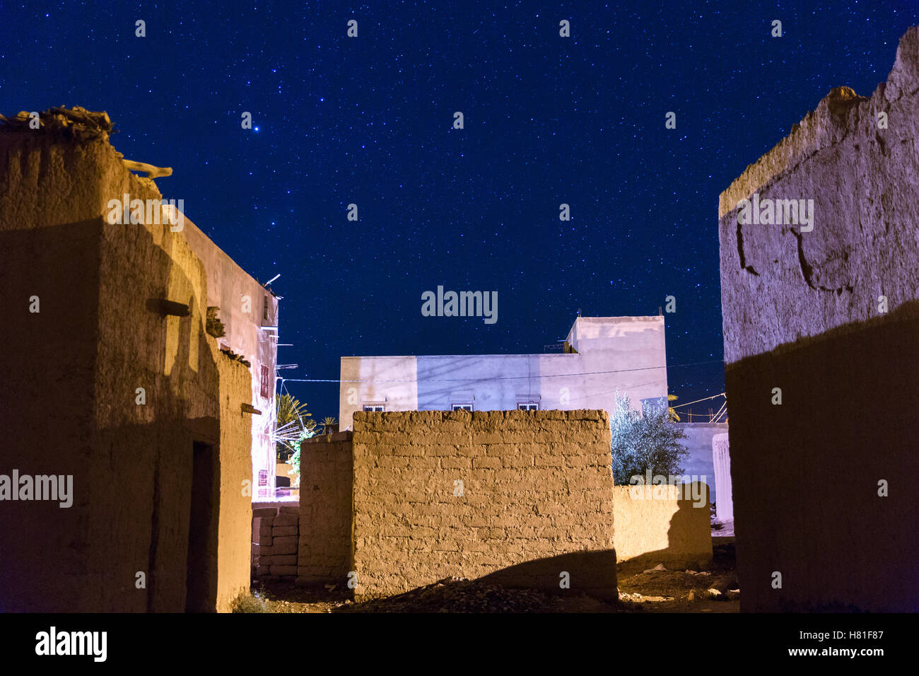 Marokko, ein Ksar Tinejdad, Todra-Tal, Ksar El Khorbat ist ein Dorf, umgeben von Wänden, Böden, nachts mit Sternenhimmel Stockfoto