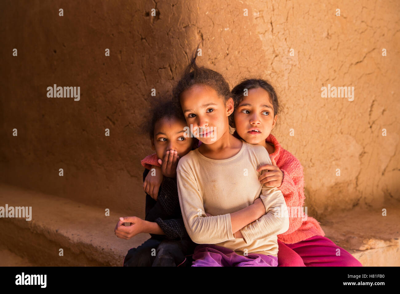 Marokko, Tinejdad, Todra-Tal, Ksar El Khorbat, Kinder posieren Stockfoto