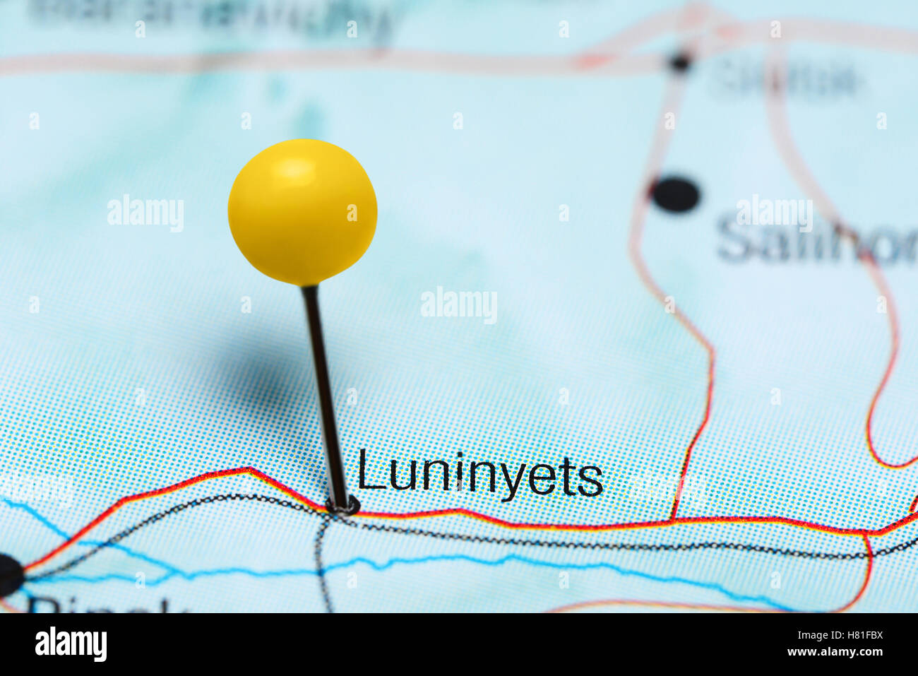 Luninyets angeheftet auf einer Karte von Belarus Stockfoto