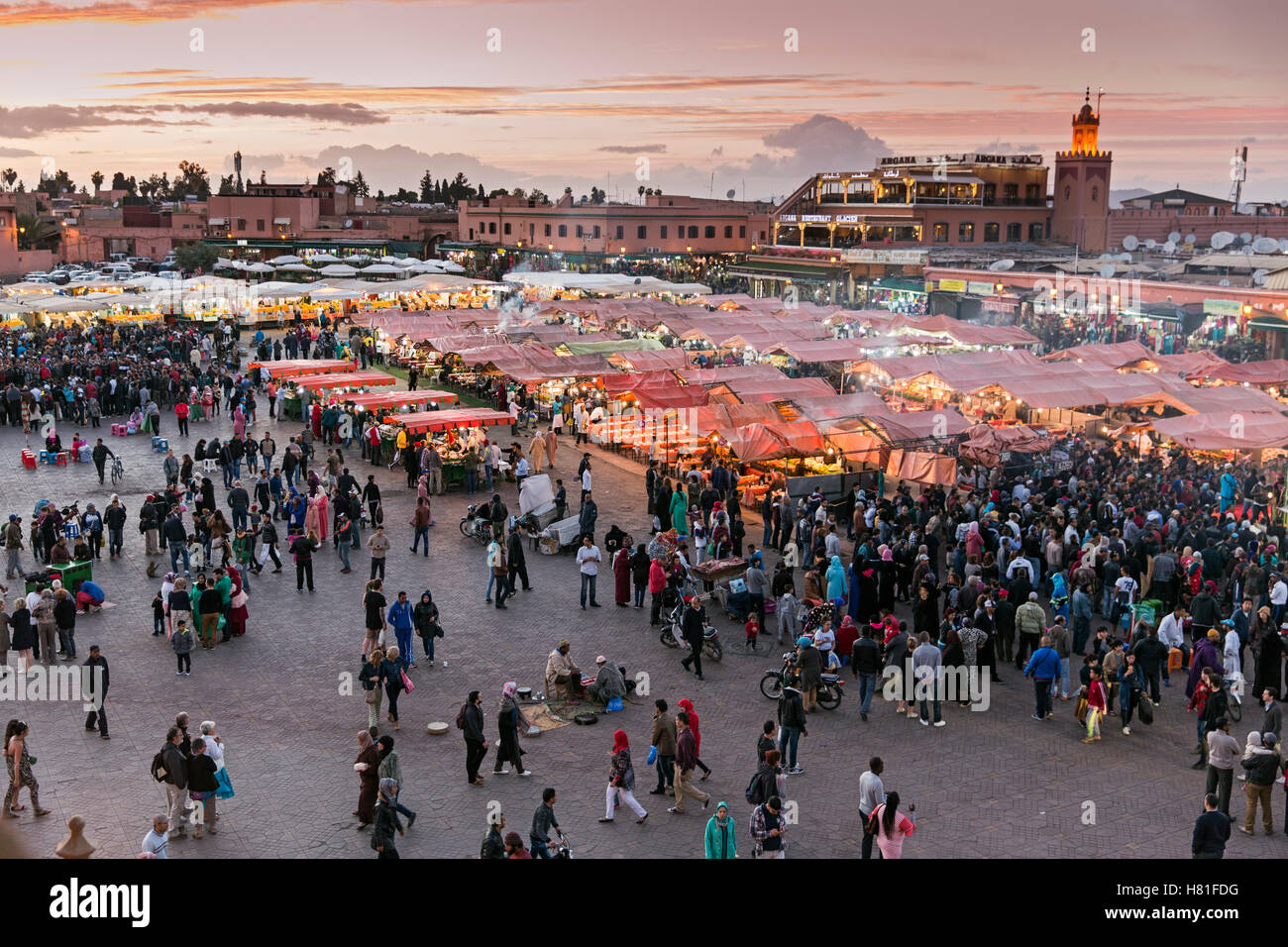 Marokko, Marrakesch, Platz Djemaa el-Fna in der Abenddämmerung Stockfoto