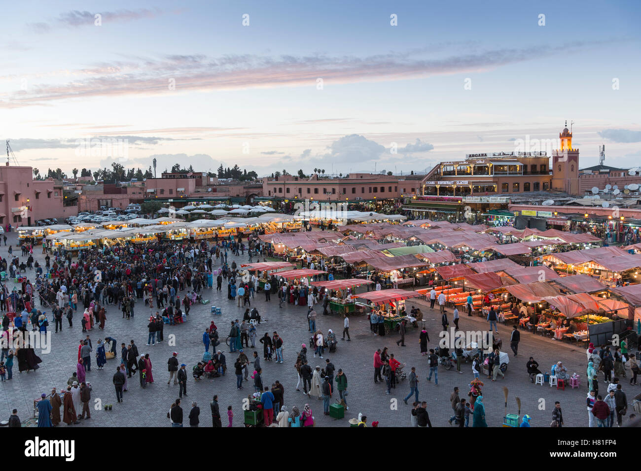 Marokko, Marrakesch, Platz Djemaa el-Fna in der Abenddämmerung Stockfoto