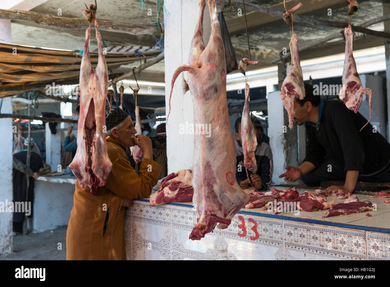 Marokko, Rassini, Markt mit Metzgerei Stockfoto
