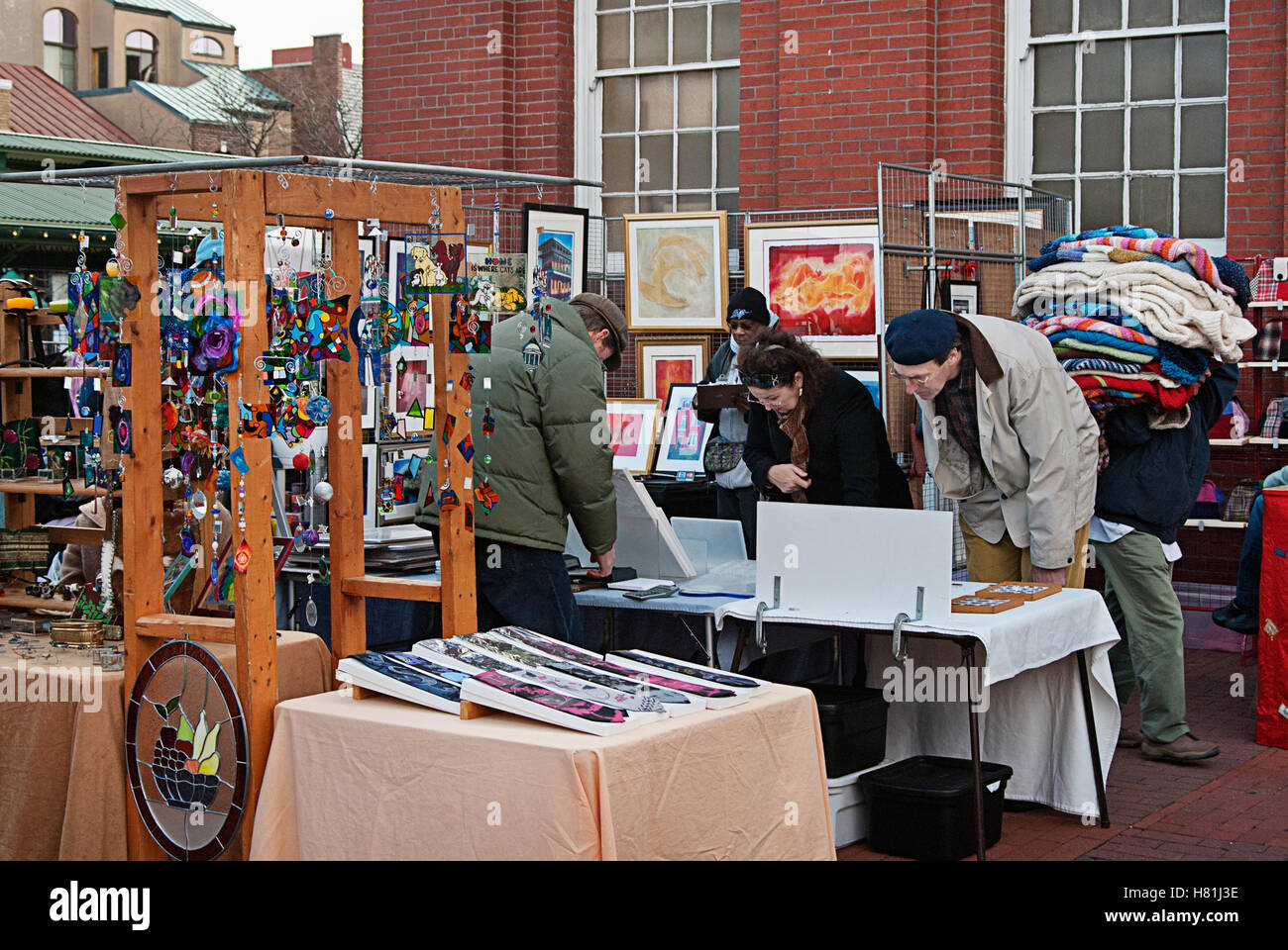 Menschen betrachten Kunstwerke auf dem osteuropäischen Markt in Washington DC Stockfoto