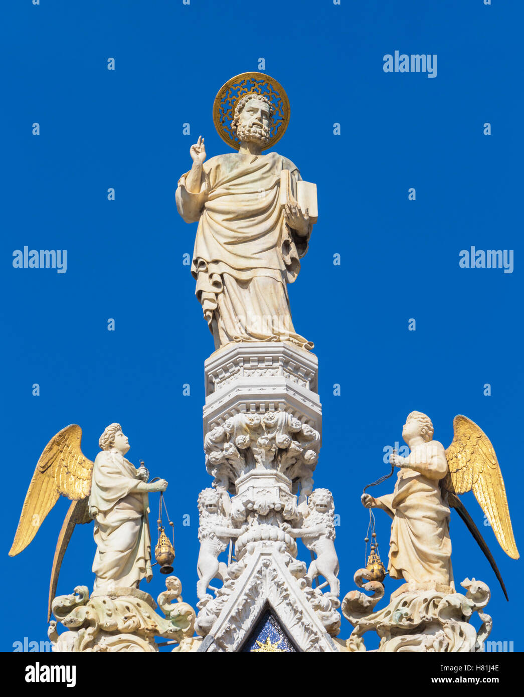 Venedig, Provinz Venedig, Veneto Region, Italien.    Statue des Heiligen Markus, der Schutzpatron von Venedig, von Engeln umgeben. Stockfoto