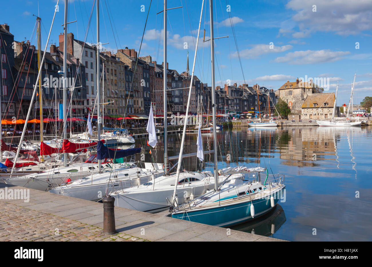 Honfleur, der alte Hafen von Honfleur mit Fischerbooten, Jachten und Restaurants; Normandie Stockfoto