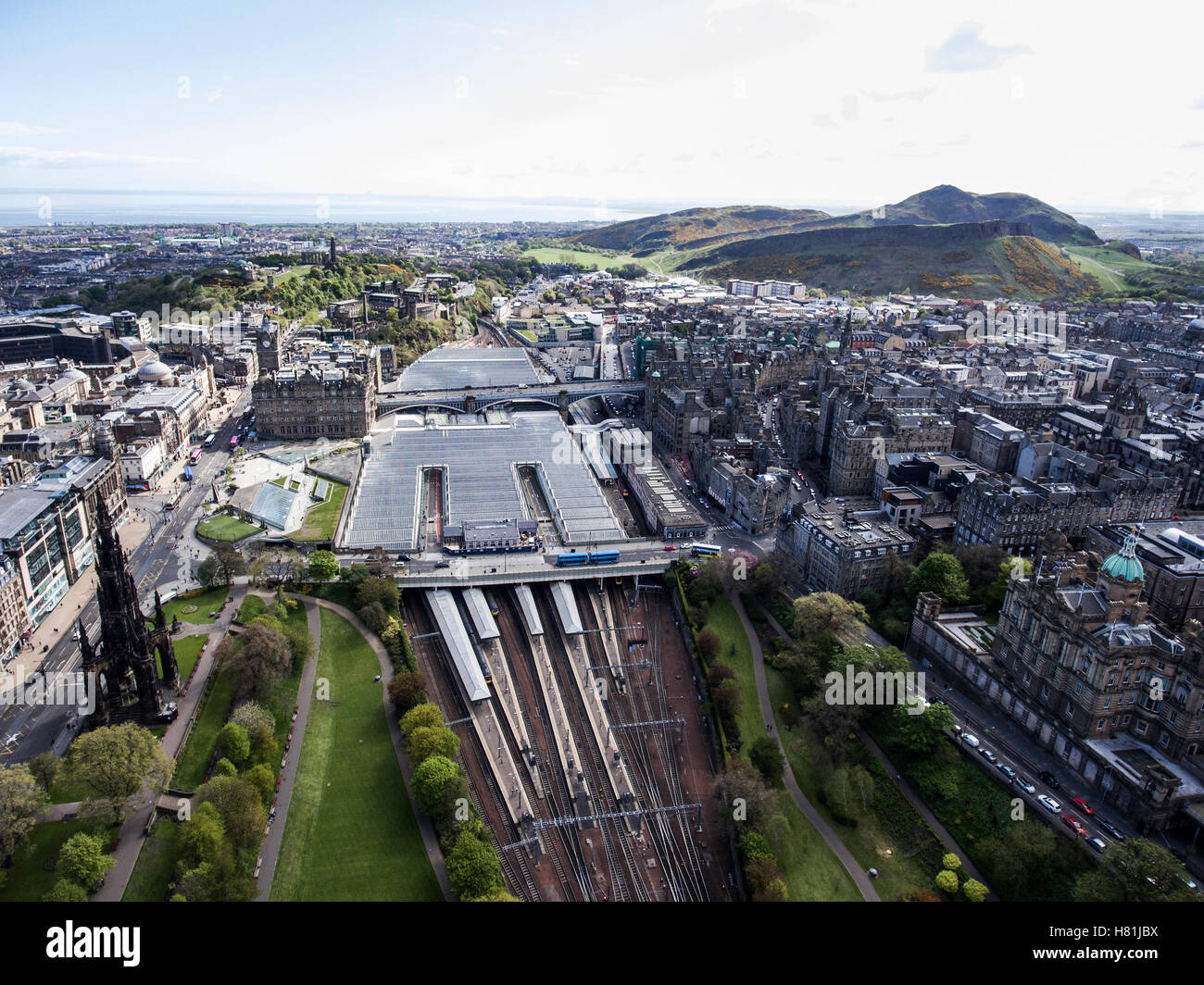 Edinburgh Stadt historische Waverley Train Station Schiene Weg auf sonnigen Tag Aerial schoss 2 Stockfoto