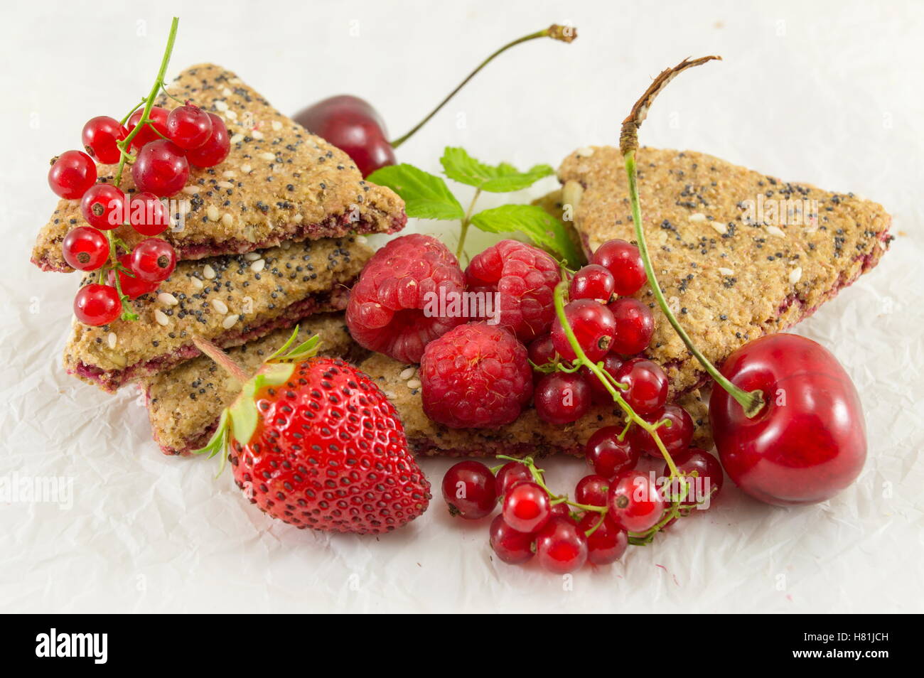 Integrale Kekse mit Erdbeer-Johannisbeere und Kirsche Stockfoto
