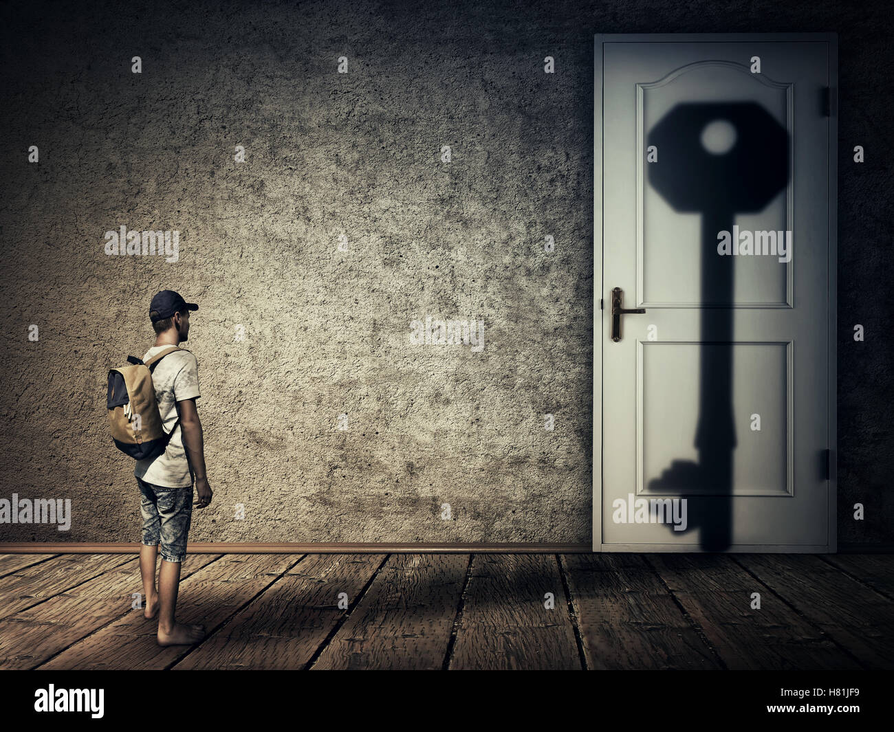 Silhouette eines Mannes wirft einen Schatten Schlüssel Form an eine Zimmertür. Konzeptbild symbolisiert die magische Verwandlung als Mensch Stockfoto