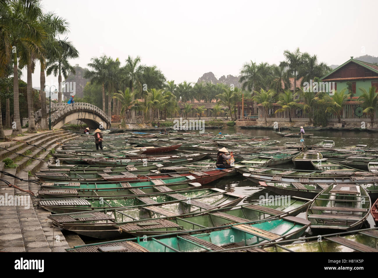 Boote in Tam Coc Kai, Provinz Ninh Binh, Vietnam. Stockfoto