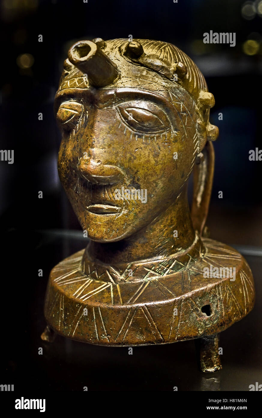 Aquamanile - Aquamanilia - Aquamaniles Kanalisation oder Krug-Typ-Gefäß in Form von einem oder mehreren tierischen oder menschlichen Figuren. Es enthielt in der Regel Wasser für das Händewaschen über einem Becken, das sowohl Teil der oberen Klasse Mahlzeiten und der christlichen Eucharistie war. Kunstgewerbemuseum, Berlin, Deutsch, Deutschland, Stockfoto