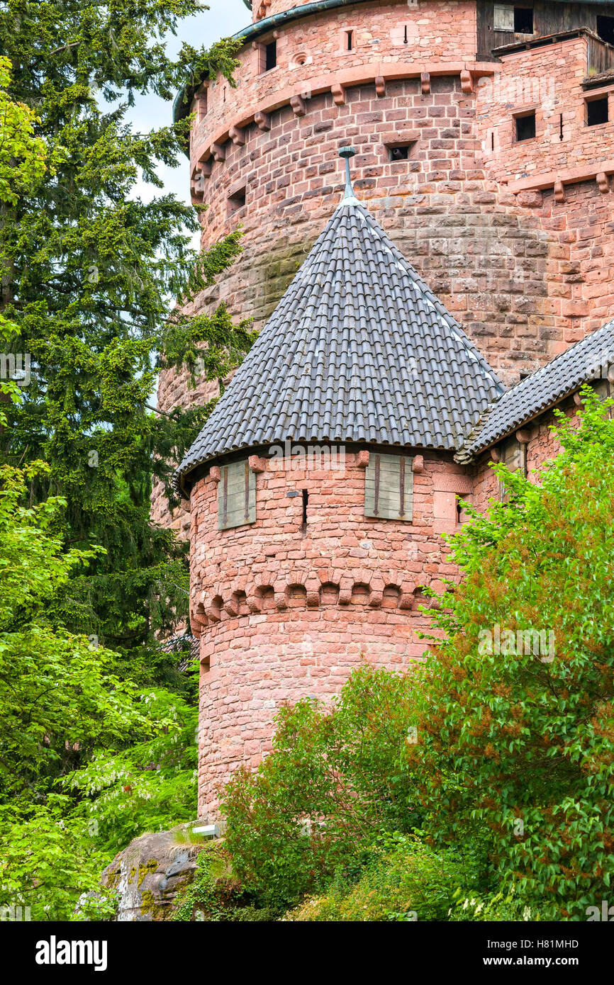 Schloss / Chateau du Haut-Koenigsbourg, Runde Turm an der Stadtmauer, Orschwiller, elsässischen Weinstraße, Bas-Rhin, Frankreich Stockfoto