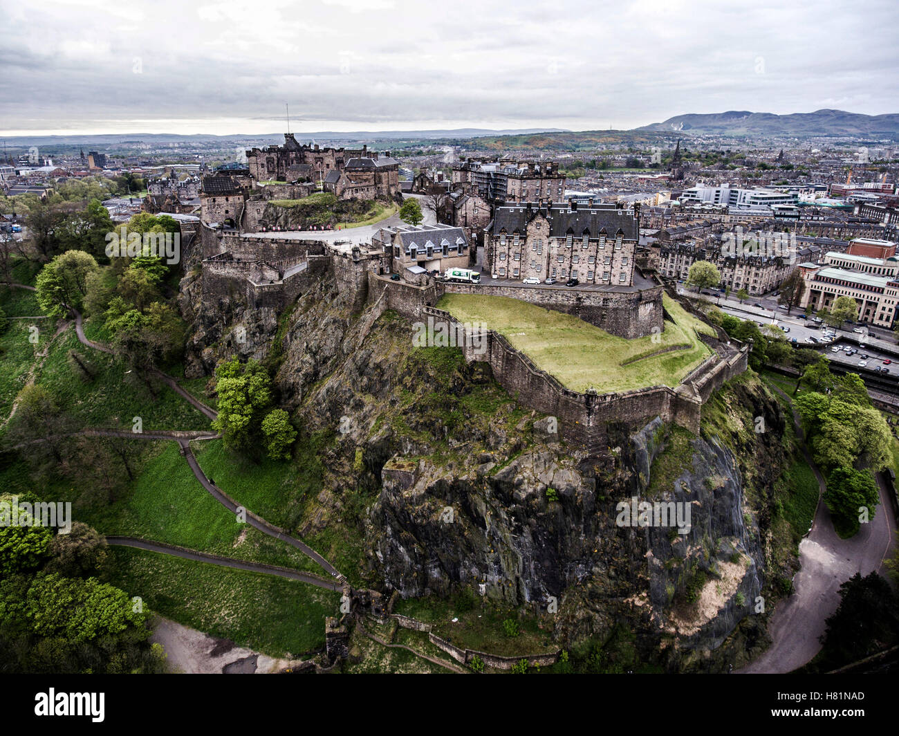 Edinburgh Stadt das historische Schloss auf Rock bewölkten Tag Aerial shot 4 Stockfoto
