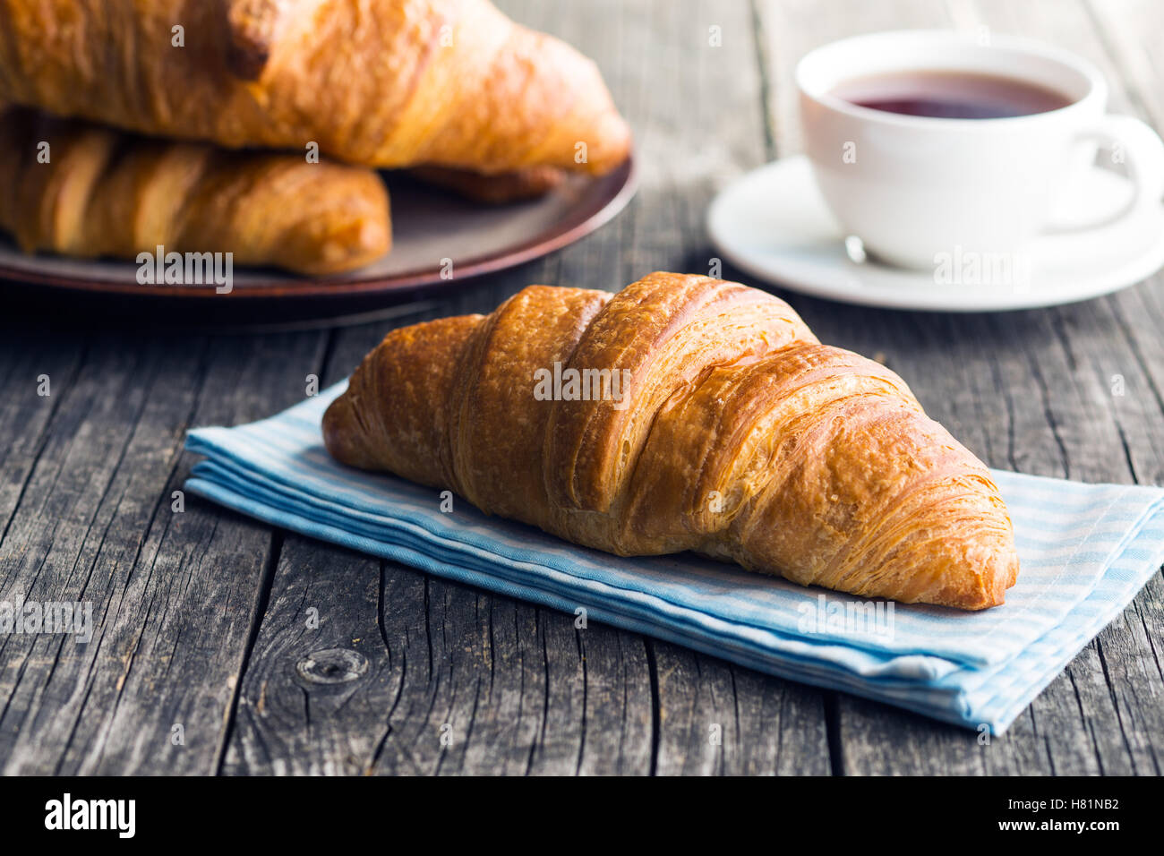 Leckere buttrig Croissant auf alten Holztisch. Stockfoto