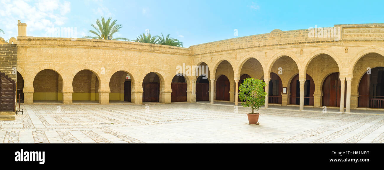 Die mittelalterlichen steinernen Hof der großen Moschee mit überdachten Terrassen auf jeder Seite, Sousse, Tunesien. Stockfoto