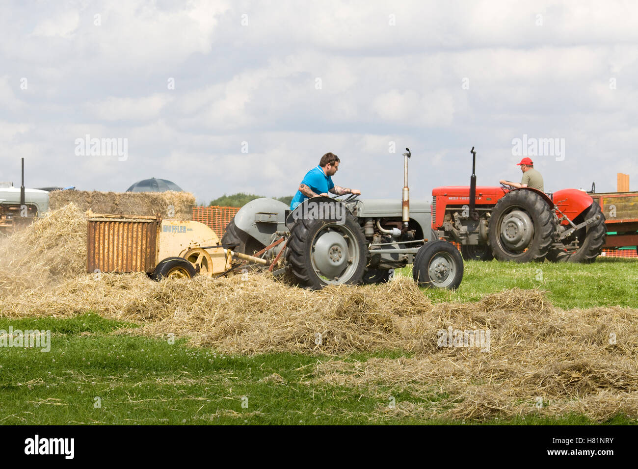 Bamford Wuffler robuste Hay Making Machine, gezogen von einem Traktor Stockfoto