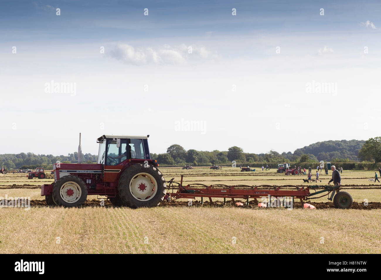 Tractor Pulling einen landwirtschaftlichen Kuhn Reversible Pflug Stockfoto