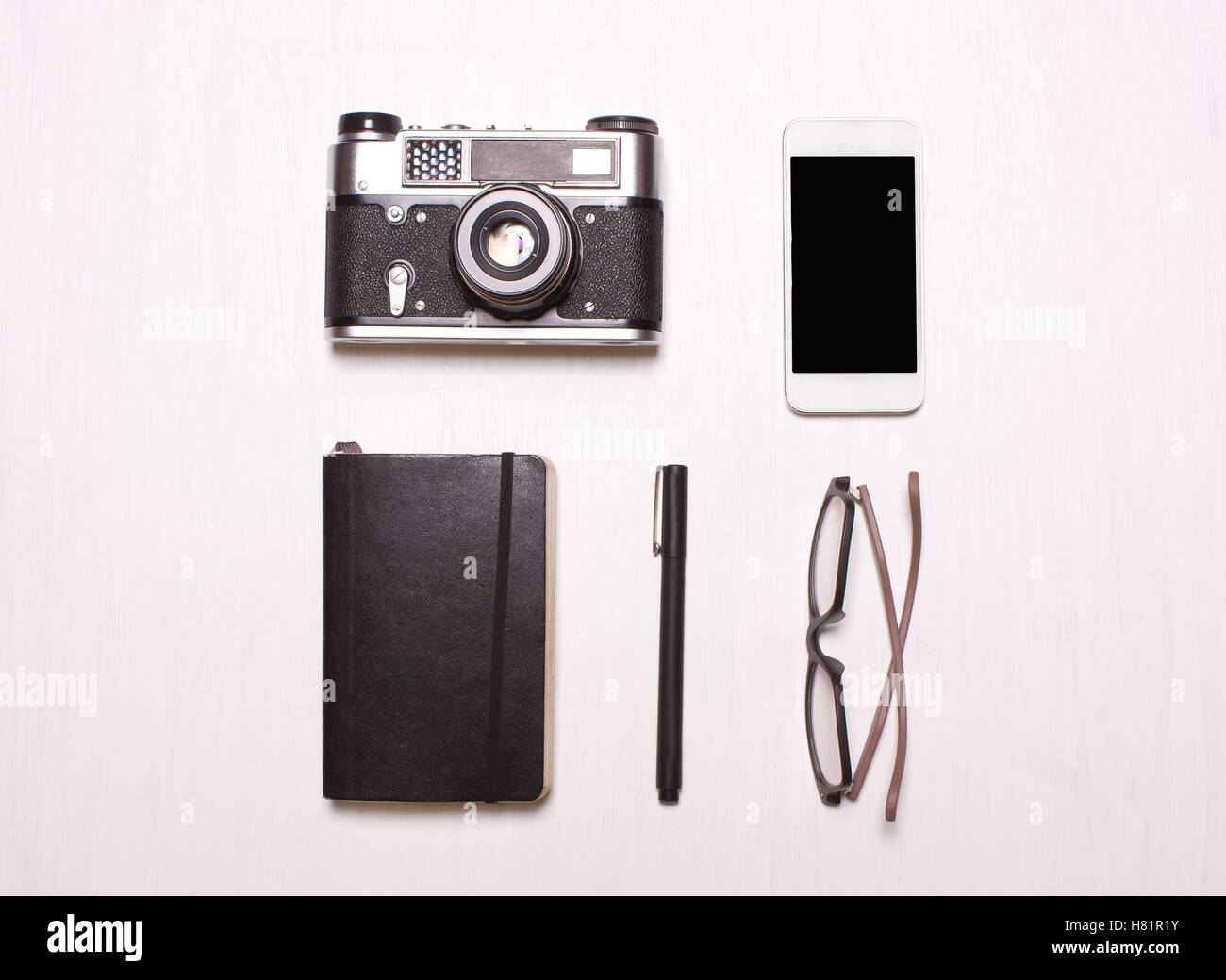 Collage, hipster Zubehör. Ringe, Gläser, Kamera, Telefon, Notebook einen weißen Hintergrund. Konzept Mode person, hipster, Stockfoto