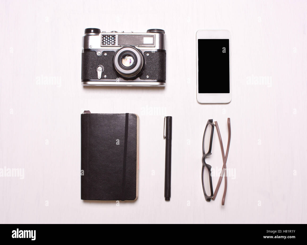 Collage, set Hipster accessories.rings, Brille, Kamera, Handy, Notebook einen weißen Hintergrund. Concept Mode Person, Hipster, Stockfoto