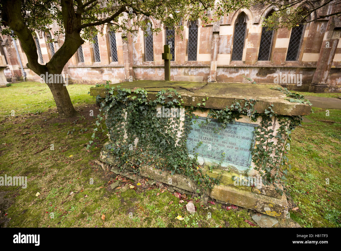 Friedhof von Tetbury Kirche. Pfarrkirche der Hl. Maria der Jungfrau Maria und St. Mary Magdalen. Tetbury, Gloucestershire, UK. Stockfoto