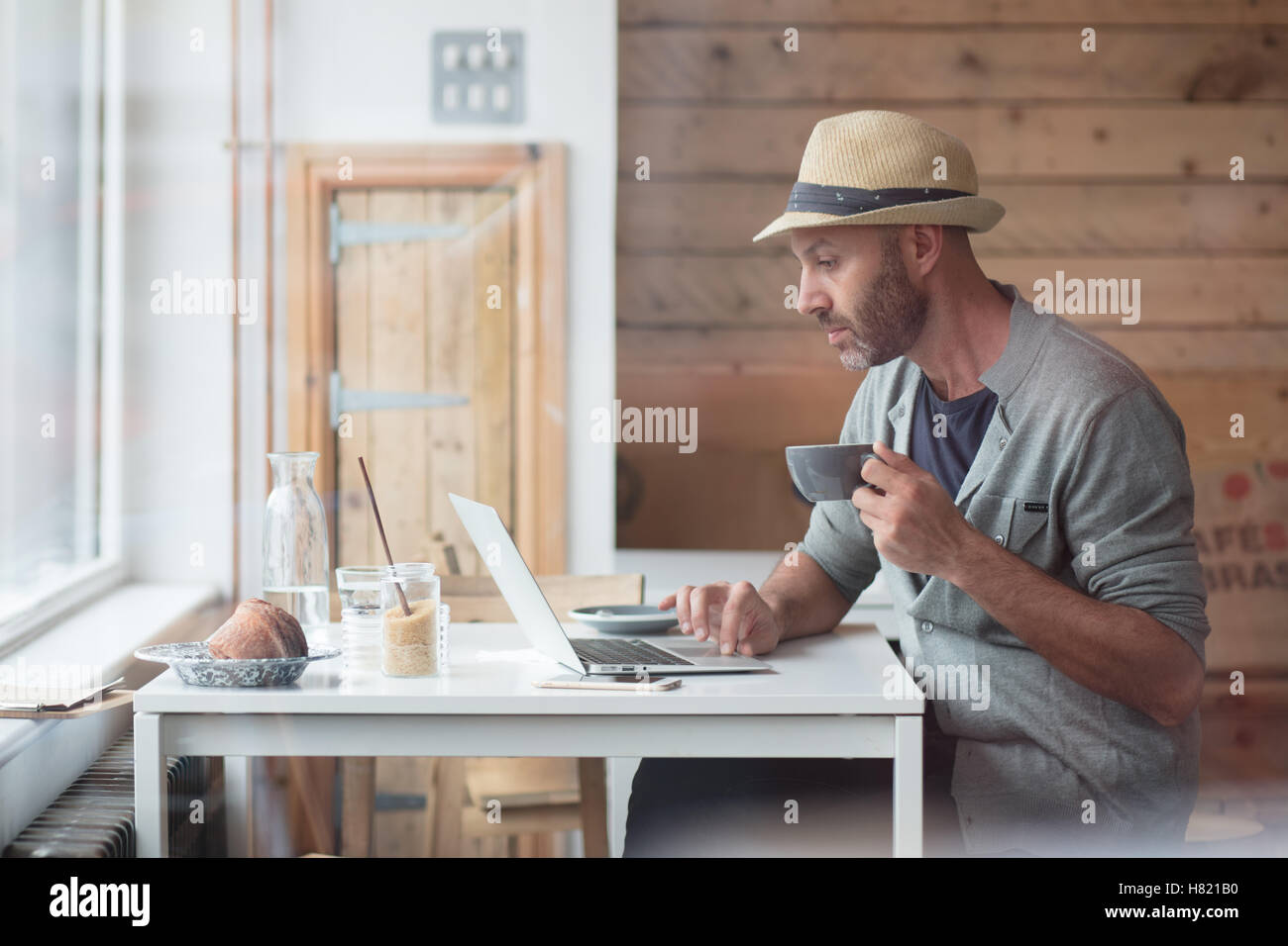 Mitte der 30er Jahre Mann arbeitet am Laptop im Café Stockfoto
