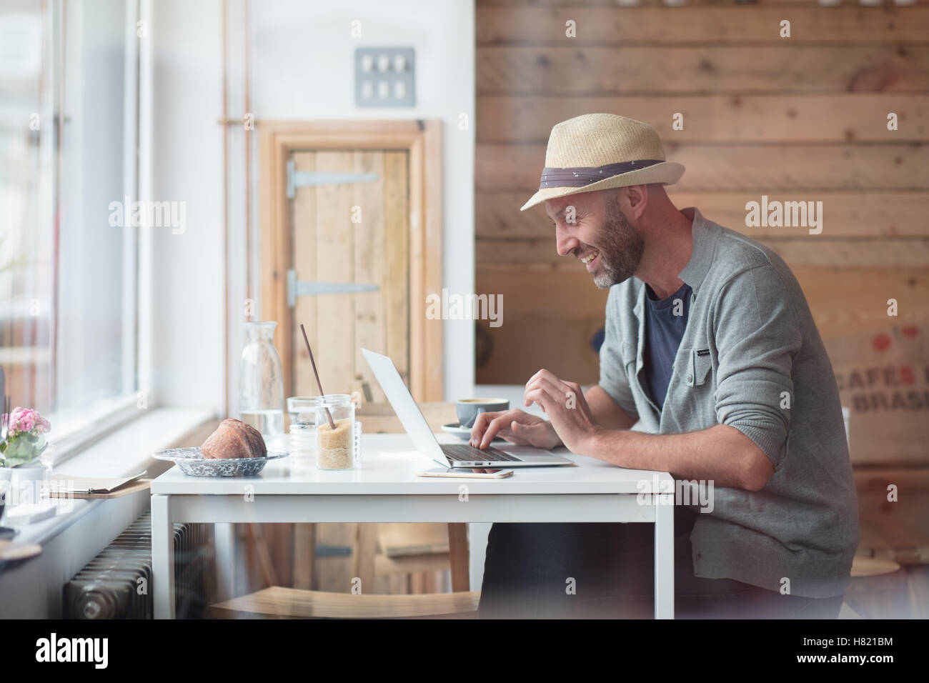 Mitte der 30er Jahre Mann arbeitet am Laptop im Café Stockfoto