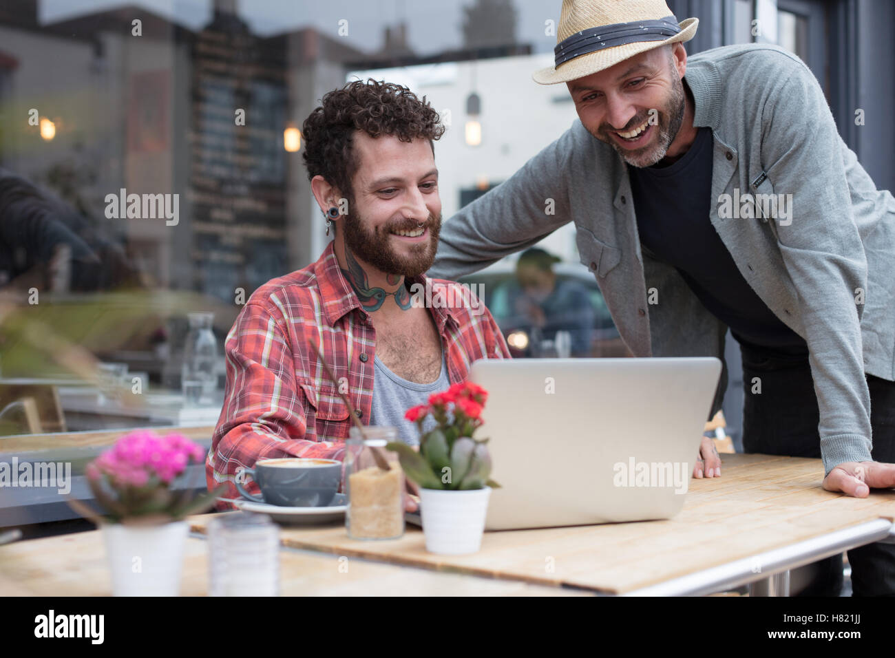 Gay paar mit Laptop im café Stockfoto