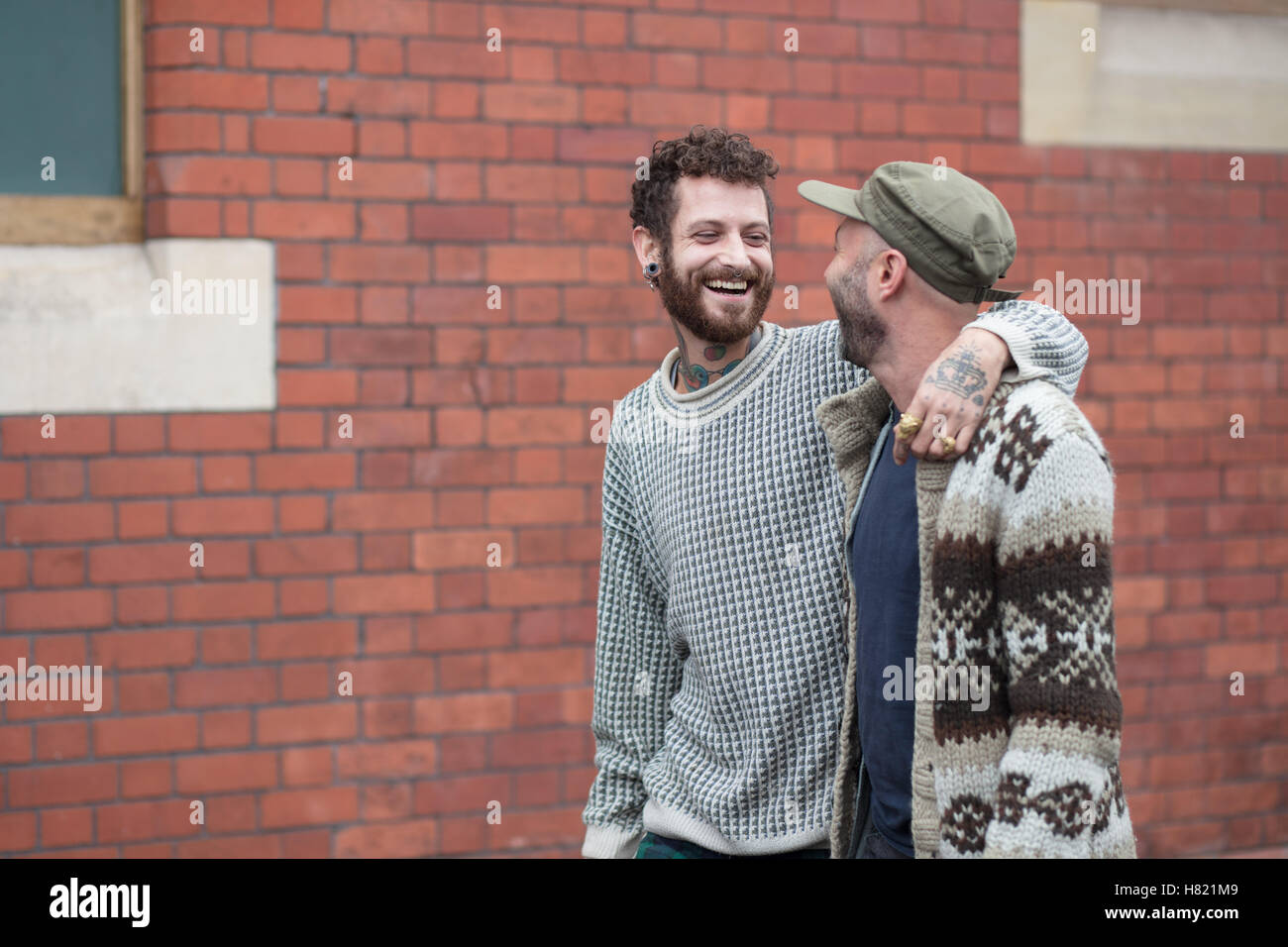 Gay paar Arm in Arm auf der Straße Stockfoto